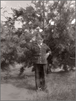 Jacques Larouche en uniforme de soldat